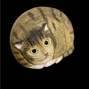 Ganz Resin Cat Sitting Curled Up-Gray Tiger Cat Rock Looking Figurine 4”